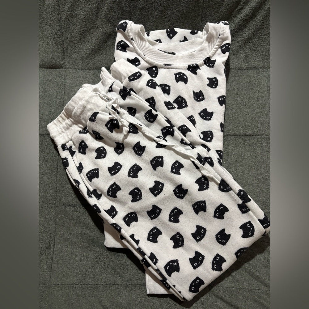 Kids White Cat Print Pajama Set - Playful Black Cat Design